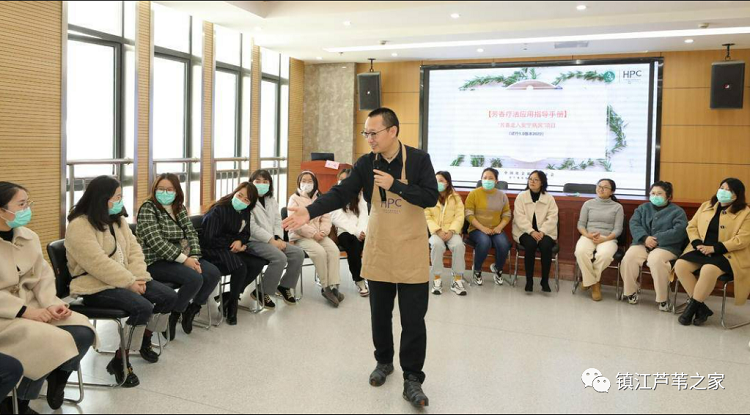 Wang Kai, secretary general of HPC, gave a lesson on aromatherapy to volunteers in in Zhenjiang Third Hospital Affiliated to Jiangsu University on March 3, 2022.