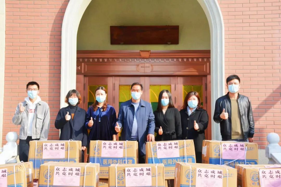 Shanghai Qingpu District CC&TSPM donated cartons of disposable medical masks to a local community on March 11, 2022.