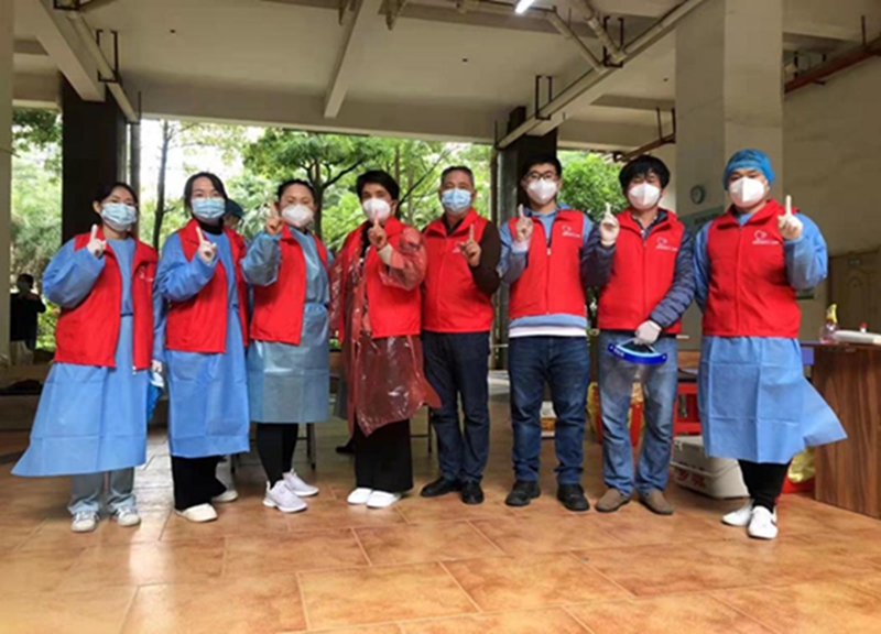 Volunteers from Beimen Church in Zhangzhou, Fujian, who assisted with nucleic acid testing took a group picture in late-March, 2022.