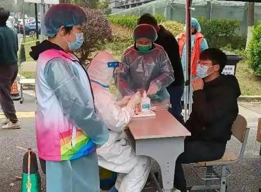 Christian volunteers in Fengxian District, Shanghai, assisted medical workers to collect a COVID-19 swab in March, 2022.