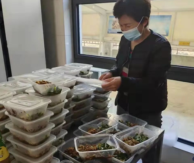 A female believer of Haimen Church in Nantong, Jiangsu, packaged food for truck drivers at Yuelai Expressway whose intinaray codes were marked with asterisks on April 3-4, 2022.