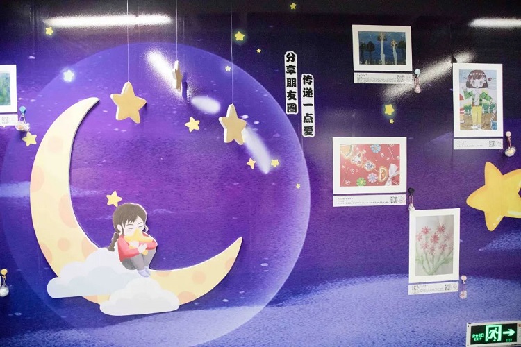 Amity Foundation is holding a charity art exhibition for autistic children at Nanjing Metro No. 2 Line stations from April 2 to May 10, 2022.