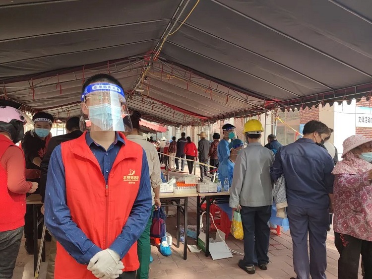 A male believer of Kuibi Church in Quan'gang District, Quanzhou, Fujian Province, took a picture at a COVID-19 testing site in late March or early April, 2022.