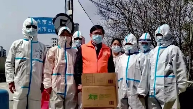 Elder Chen Zhimin(middle) and Christian volunteers in Jinshan District, Shanghai, took a group picture while participating in COVID-19 prevention and control efforts on an unknown day in March 2022.