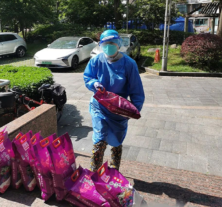 A member of Hongkou Church in Shanghai delivered supplies for a local community in March or April, 2022.