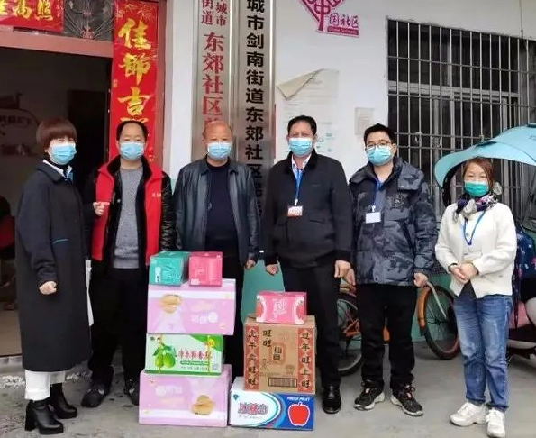 A leader of Fengcheng Municipal CC&TSPM and staff members of Gospel Church sent some food to Dongjiao Community, Jiannan Street Office, Fengcheng, Yichun, Jiangxi, on March 25-26, 2022.