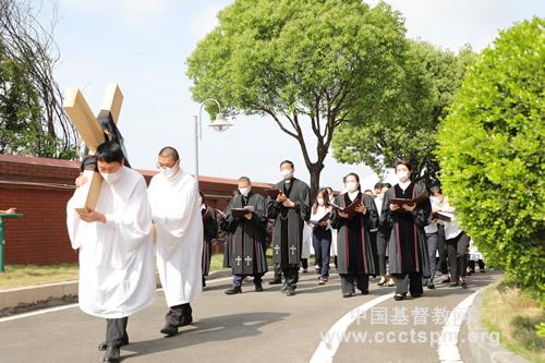 Representatives from the faculty and the students at Fujian Theological Seminary carried a cross alternately to commemorate Jesus’ suffering on April 15, Good Friday, 2022.