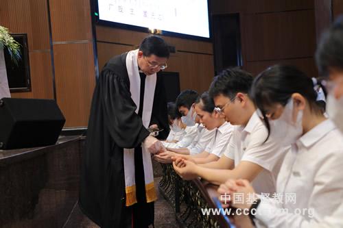 Rev. Yue Qinghua distributed bread to faculty and students of Fujian Theological Seminary in a communion service on April 14, Maundy Day, 2022.