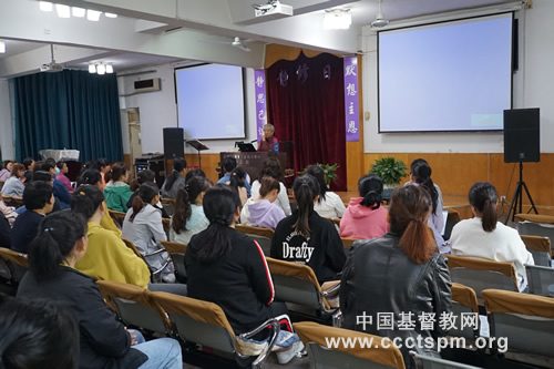 A lecture on chorus and choral conducting was held in Shaanxi Bible School on April 13, 2022.