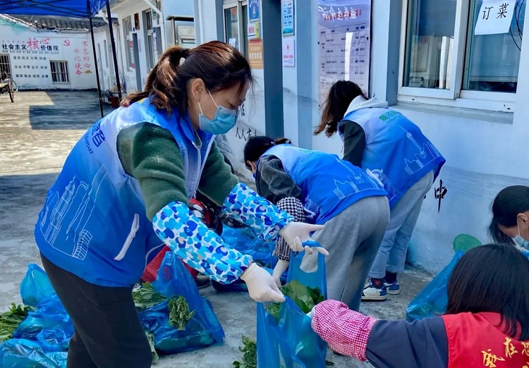 Christian volunteers in Jinshan District, Shanghai, put into bags green vegetables which would be distributed to local elderly people in April, 2022.