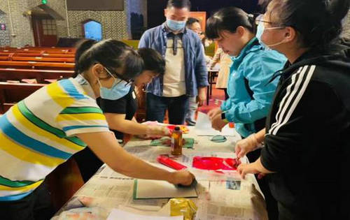Volunteers of Gracious Light Church in Chengdu, Sichuan, made some Easter prints for believers on Easter Sunday 2022.