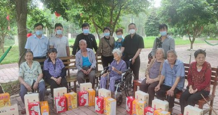 Pastoral staff of Beihai Church and Hepu Church in Beihai, Guangxi, presented some food to leprosy survivors in Jiaolongtang Village, Hepu, on April 16.