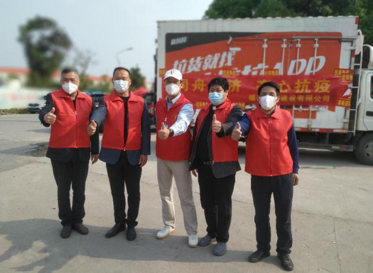 Five Christian volunteers in Jiaocheng District, Ningde, Fujian, used the thumbs-up gesture to encourage the fight against COVID-19 in mid-April, 2022.