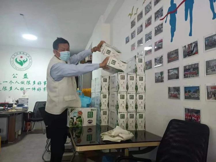 Leader of Jiaojiang Church in Zhejiang took down boxes of milk at the office of Taizhou Municipal Charity Association which were to be distributed to frontline workers in April, 2022.