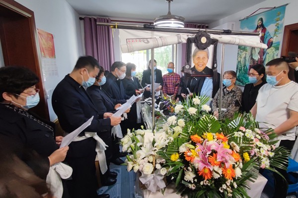 A memorial service for Elder Huang Fuyin of Shishan Church in Suzhou, Jiangsu Province, was held at her home on May 3, 2022.