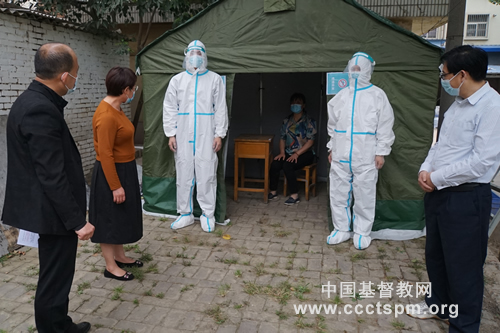 Shaanxi Bible School organized an emergency response drill for COVID-19 on campus on April 27, 2022.