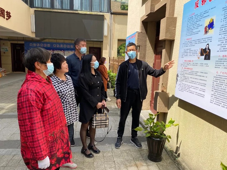The head of Jiaojiang Church in Taizhou, Zhejiang, introduced the basic definition of heresy to visitors and believers from other places in early May, 2022.