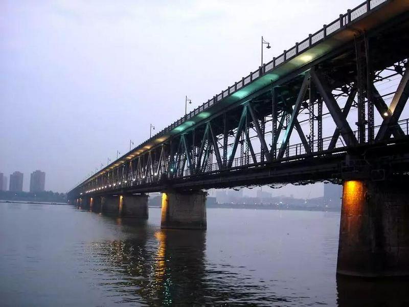 The Qiantang River Bridge, built by students of Hangchow University, has been in use until now. 