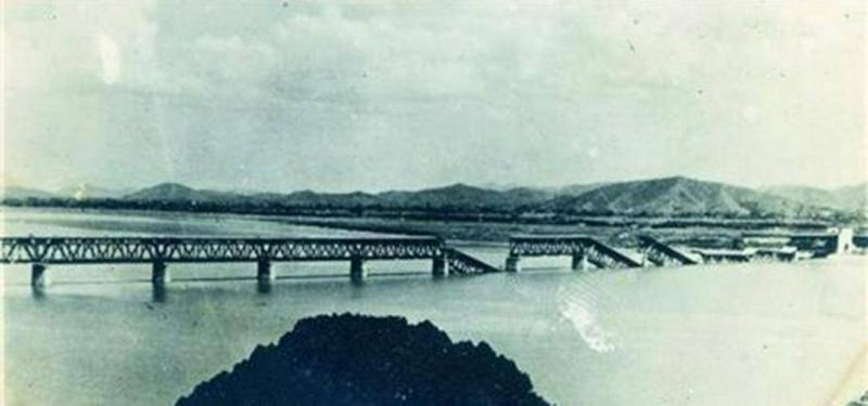 The Qiantang River Bridge was blown up in 1937 when the War of Resistance against Japanese Aggression broke out.