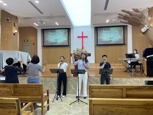 A pastor and staff members of Pinghu Church in Shenzhen, Guangdong, praised God in a Sunday service on May 22, 2022.