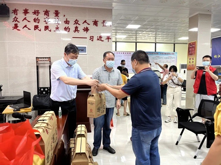 Staff members of Zengcheng Church distributed a box of eggs to frontline workers in the Xiangjiang Community, Guangzhou, Guangdong, on May 30, 2022.