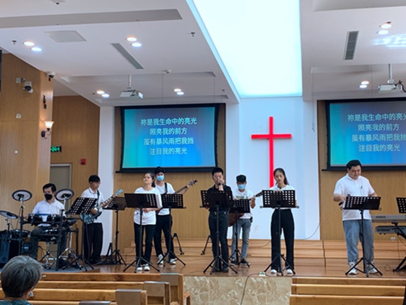The praise and worship team of Pinghu Church in Longgang, Shenzhen, Guangdong Province, worshipped God in an evangelistic meeting on May 29, 2022.