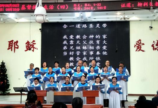 The choir of Lingshan Church in Anshan, Liaoning, sang a hymn on June 5, 2022, when the church resumed in-person Sunday service as the local COVID-19 outbreak subsided. 