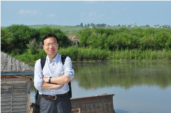 A picture of Professor Liu Ping fromFudan University besides a lake