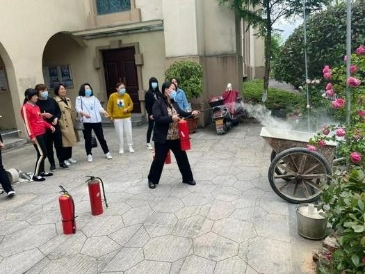 A picture shows a female member of Jiaojiang Church in Taizhou, Zhejiang, using a dry powder fire extinguisher to put out a fire on a cart during a fire drill.