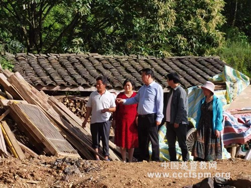 Rev. Qi Hongjun, chairman of Hangzhong TSPM in Shaanxi had a look at a local dilapidated church from the end of May to the beginning of June in 2022.