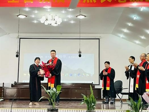 Elder Lu Yan was pictured with Senior Pastor Qiu Cheng of Jinsha Church in Lu's commission service held in Erjia Gathering Site, Nantong, Jiangsu, which Lu was in charge of, on June 19, 2022.