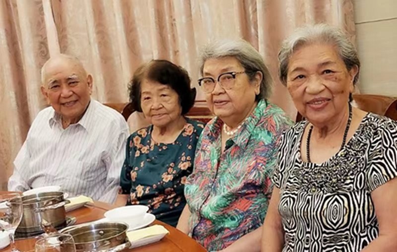 A picture of Rev. Jiang Junyu (left one), Jiang Meiling (right two) and two other sisters