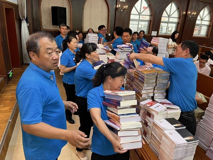 Some junior college graduates in the pastoral class of Jiangsu Theological Seminary fetched spiritual books in the commencement ceremony on June 17, 2022.