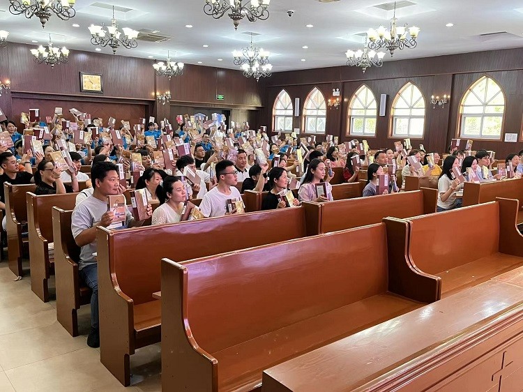 Graduates of Jiangsu Theological Seminary held spiritual books to take a picture during a commencement ceremony on June 17, 2022.