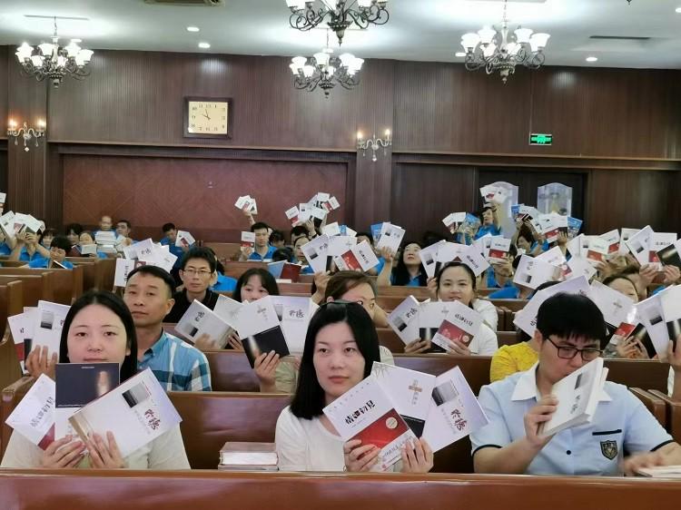 Graduates of Jiangsu Theological Seminary held spiritual books to take a picture during a commencement ceremony on June 17, 2022.