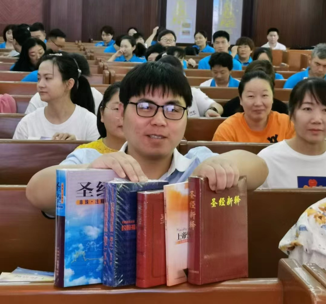 A graduate of Jiangsu Theological Seminary held spiritual books during a commencement ceremony on June 17, 2022.