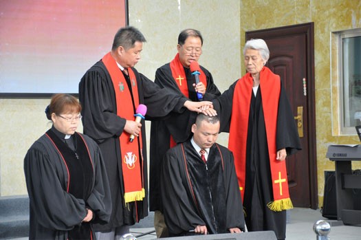 The pastorate ordained two pastoral staff as pastors in Dongwang Church, Xinzhou, Shanxi, on June 21, 2022. 