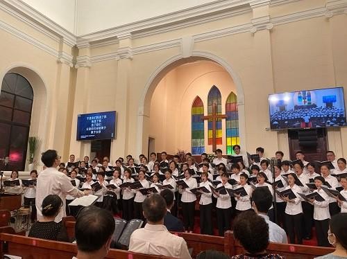 The choir of Shamian Church in Guangzhou, Guangdong, sang a hymn during a service to mark the church's 30th anniversary of reopening on June 25, 2022.