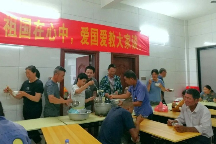 Meiling Church in Wuchuan, Zhanjiang, Guangdong, supplied food to migrant workers affected by No. 3 typhoon "Siamba" on July 2 or 3, 2022.