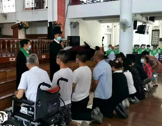 About ten seekers, including one in a wheelchair, were getting baptized in Tu'men Church, Xi'an, Shaanxi, on July 3, 2022.