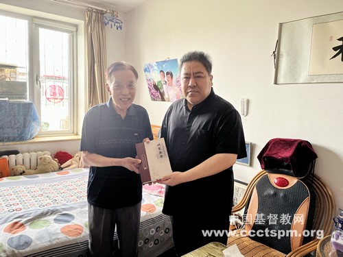 A senior elder was visited by Rev. Mao Yajun, chairman and president of Tianjin CC&TSPM, in the second quarter of 2022.