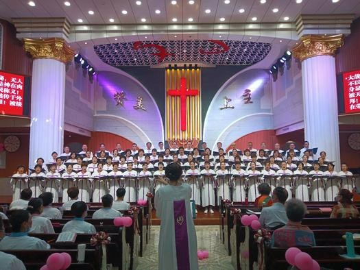 The choir of Shuguang Church in Baoji, Shaanxi, presented a hymn to celebrate the fifth anniversary of the completion of the main building on July 9, 2022.