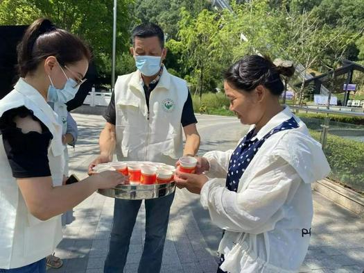 The leader of Jiaojiang Church in Taizhou, Zhejiang, distributed herbal drink to outdoor workers or tourist in Yunxi Park on July 20, 2022.