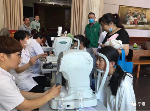 Doctors from Ningde Huaxia Eye Hospital conducted free eye tests for teenagers in Chengdong Church of Pingnan County, Ningde, Fujian, on July 25, 2022.
