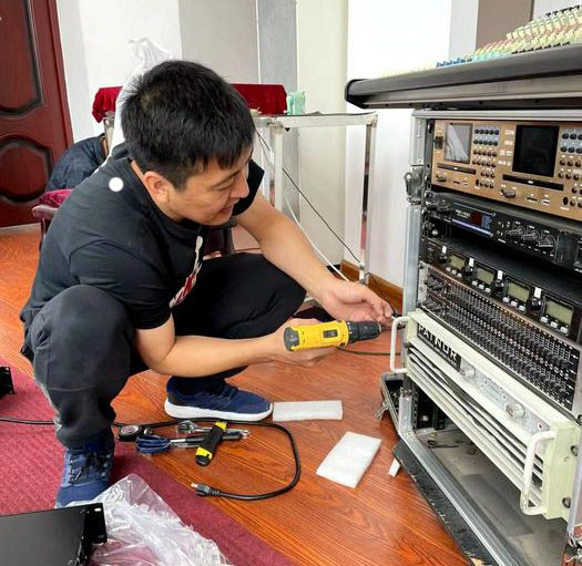 A male believer helped to repair audio equipment in a church of Liaoning Province at an unknown date.