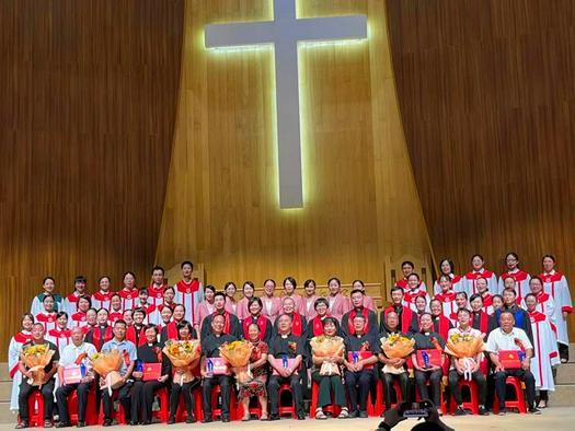 The choir and seven retired pastors took a group picture after a service, especially for these pastors in Hushi Church, Putian, Fujian, on July 7, 2022.