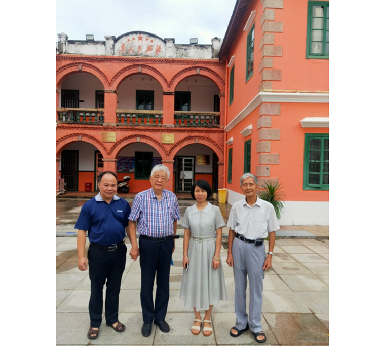 Two pastors, a believer, and the author (second left) took a group picture in front of the Red House beside Puyi Church in Zhangpu County, Zhangzhou, Fujian, on August 4, 2022.