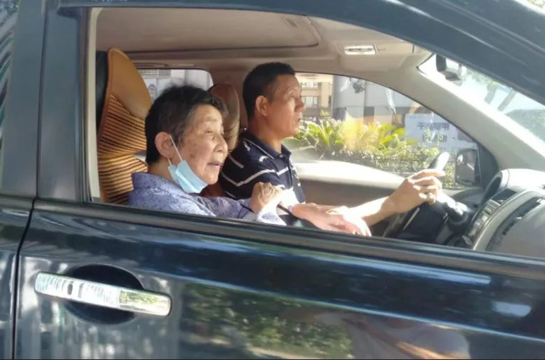 Kong Ge, leader of Jiaojiang Church in Taizhou, Zhejiang, sent a senior woman back to a nursing home in Jiazhi Street on August 4, 2022.