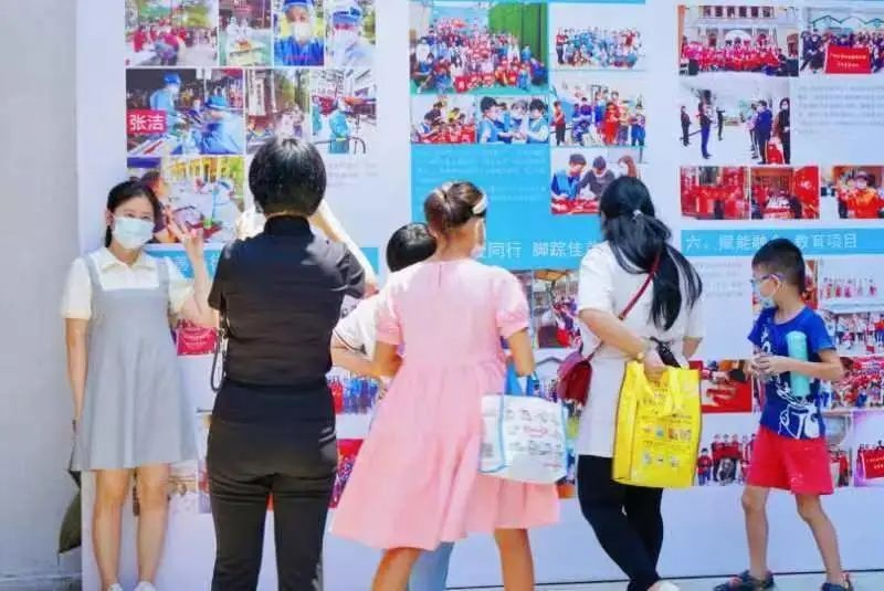 Some believers watched the charity achievement photo exhibition in Guangxiao Church, Guangzhou, Guangdong, on August 7, 2022.