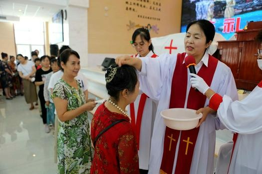 Elder Xu Ling baptized a female believer in Xingsheng Church, Anshan, Liaoning, on August 14, 2022.